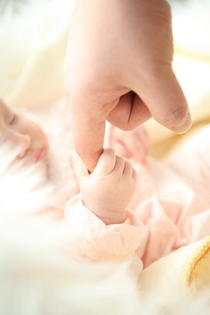 Co dělat, když má novorozenec škytavku? Rychlé řešení