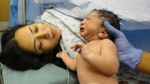 Cvičení po porodu doma: Jednoduchá rutina pro nové maminky