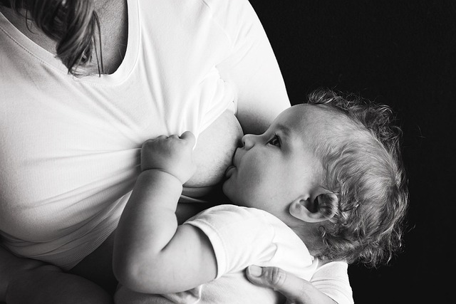 4. Právě se krmi: Klíčové aspekty kojení a krmení láhví v raném dětství