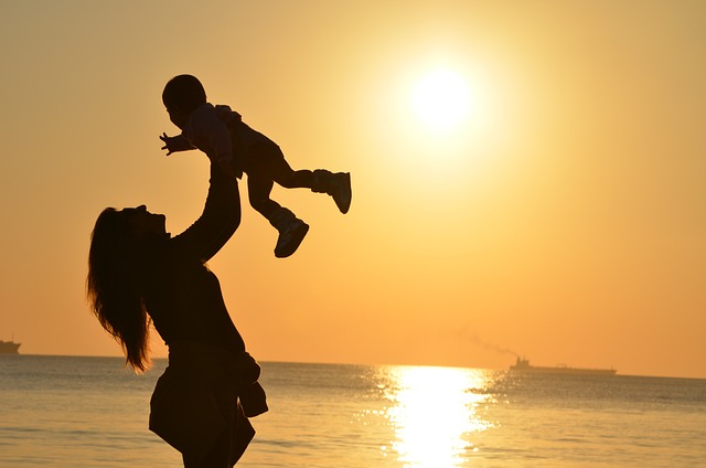 Důležitost podpory při adaptaci na mateřství a role otce