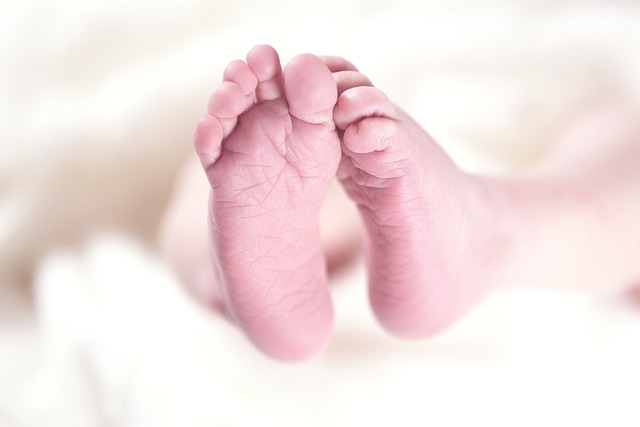 Jak zvládnout škytavku u novorozeného po kojení?
