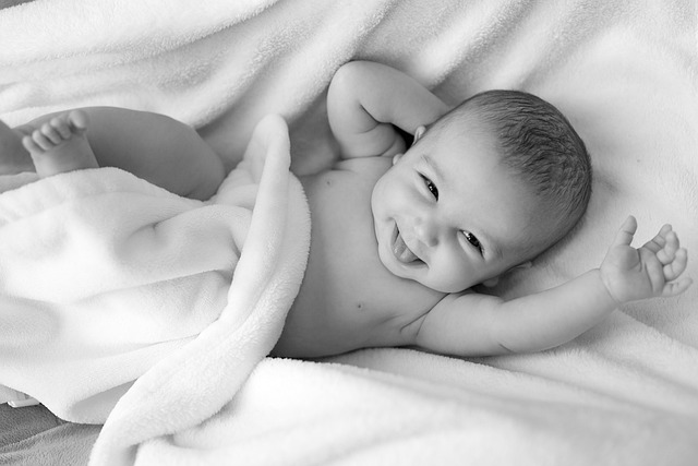 Jak poznat, že novorozenec vidí? Signály a rozvoj zraku