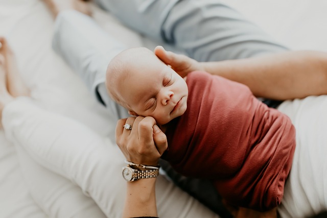 Jak pečovat o miminko po porodu: Praktické rady a tipy pro novopečené rodiče