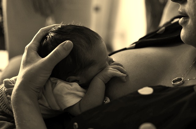 7. Doporučená strava⁣ pro kojící matku: ‌Jak ⁢může strava ovlivnit pláč novorozeného po kojení?