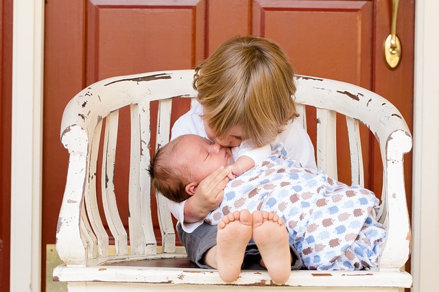 Zajistění pohodlné a bezpečné polohy při koupání novorozeněte