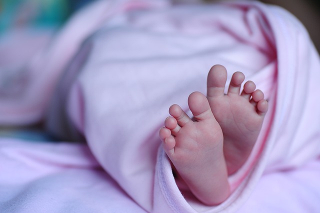 Možné komplikace a jak se jim vyhnout, když novorozenec ‌polkne moč