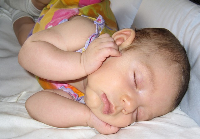 3. Spánek novorozence: Jak vytvořit vhodné prostředí pro klidný a bezpečný spánek ⁢a ‍předejít‌ narušování spánkového cyklu?