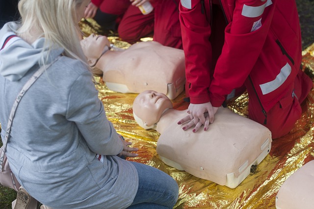 2. Naučte se správnou techniku resuscitace: Jak poskytnout rychlou pomoc a uklidnit se v případě houkání monitoru dechu